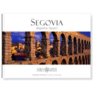 Libro guía de fotografía de Segovia en tapa dura con fotografías panorámicas en formato de viaje